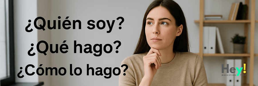 Arquitecta en su estudio pensando en su propuesta única de valor, con planos sobre la mesa y las preguntas “¿Quién soy?”, “¿Qué hago?” y “¿Cómo lo hago?” superpuestas en la imagen.